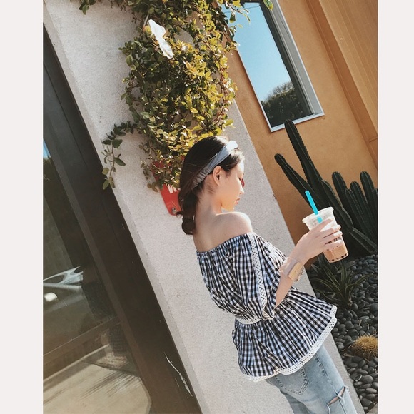 Plaid Off Shouder Crop Top - Picture 2 of 4